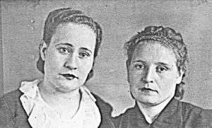 Врач Т. Андриевская с акушеркой А. Ковалевой, г. Сухой Лог, 1946 г