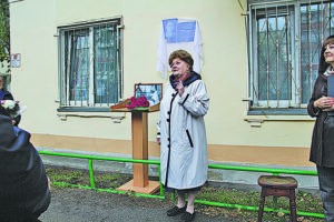 На открытии мемориальной доски Таисии Андриевской (на ул. Победы) выступает Елена Бекетова, в прошлом главный педиатр Сухого Лога. 2021 год