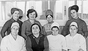 Т. Андриевская (первая слева в нижнем ряду) сотрудниками детской поликлиники, середина 1960 гг.