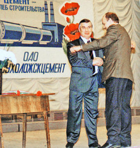 На торжественном мероприятии по случаю 30-летия ОАО
«Сухоложскцемент», 2002 г.