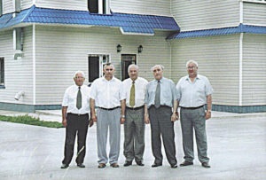 А. Быков (второй справа) вместе с губернатором Свердловской области Э. Росселем (в центре) на открытии корпуса в санатории «Курьи», 2003 г