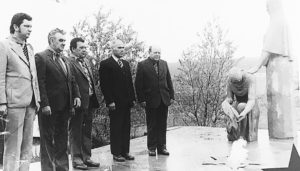 Т. Пятенко (второй справа) с чехословацкой делегацией в с. Новопышминском у обелиска воинам, погибшим в Великой Отечественной войне, 1980 г.
