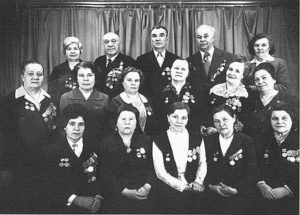 Медицинские работники – ветераны Великой Отечественной войны. Почетный гражданин Сухого Лога
Захар Долгополов – в третьем ряду второй слева, 1980 г.