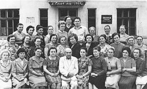 Коллектив городской поликлиники.
Врач акушер-гинеколог Захар Долгополов – в нижнем ряду в центре, 1964 г