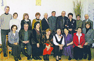 В редакции газеты «Знамя
Победы» вместе с сотрудниками и читателями, 2003 г.
