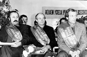 Владимир Ермолаев (в центре) – один из победителей
конкурса электросварщиков Всесоюзного объединения
«Союзлесреммаш», г. Сухой Лог, 1980 г.