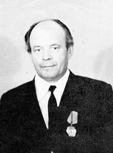 В. Ермолаев
с одной из своих наград,
1980 гг.