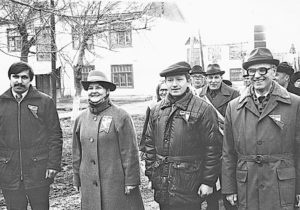 Колонна завода «Вторцветмет» открывает первомайскую демонстрацию в Сухом Логу. Н. Евсеев – первый
справа, 1987 г.