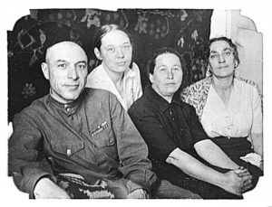 Долгополов
в кругу
семьи,
1950 гг