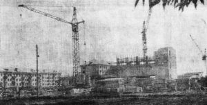 На стройке Дворца культуры цементников бригада плотников под руководством А.А. Пульникова выполняла опалубочные работы, 1967 г.