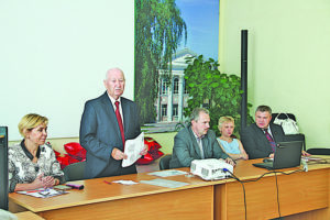 А. Кыштымов выступает на пленуме совета ветеранов, 2017 г.