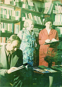 В библиотеке комбината «Сухоложскцемент»,
Г.П. Иванова справа, 1980 гг.