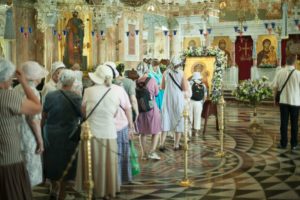 В храме Александра Невскогоблагоговейно приложиться
с молитвой к Тихвинской иконе
Божьей Матери пожелали все,
кто прибыл на праздник