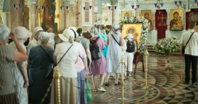 В храме Александра Невского благоговейно приложиться с молитвой к Тихвинской иконе Божьей Матери пожелали все, кто прибыл на праздник