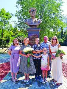 У бюста С. Неустроева его дочь Татьяна
(вторая слева) вместе с детьми и внуками,
г. Севастополь, 2022 г.
