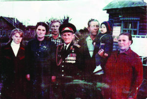 С. Неустроев с жителями с. Талица, 1987 г