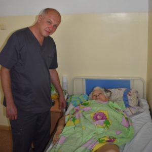 Заведующий хирургическим отделениемСухоложской РБ Владислав Гребенюк
с пациенткой перед операцией