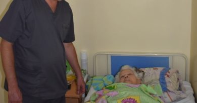 Заведующий хирургическим отделением Сухоложской РБ Владислав Гребенюк с пациенткой перед операцией