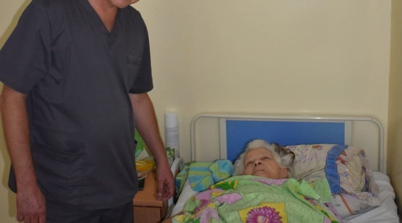 Заведующий хирургическим отделением Сухоложской РБ Владислав Гребенюк с пациенткой перед операцией