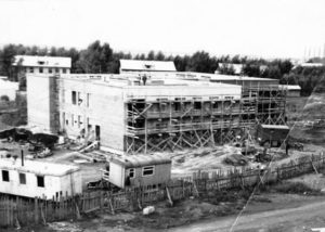Возводится здание
детской музыкальной
школы. Сухой Лог,
начало 1970 гг.