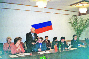 В Сухоложской городской Думе.
Т. Пятенко – первый слева,
конец 1990 гг.
