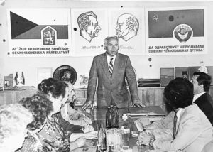 Первый секретарь горкома КПСС Т. Пятенко общается
с гостями из Чехословакии в комнате советско-чехословацкой дружбы в здании горисполкома, 1984 г.