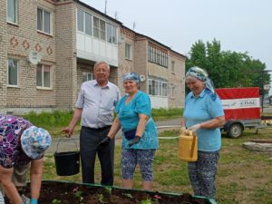 Глава сельской администрации Павел Глубокихс местными жителями на благоустройстве
Рудянского