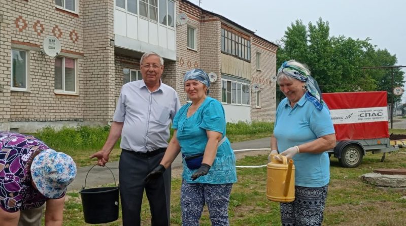 Глава сельской администрации Павел Глубоких с местными жителями на благоустройстве Рудянского