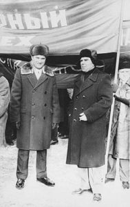 В. Селезнев (слева) на городской демонстрации, возле колонны горного цеха Новосухоложского цементного завода, конец 1960 – начало 1970 гг.