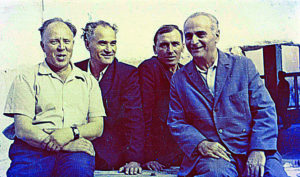 В. Селезнев (второй слева) с сослуживцами-цементниками, конец 1960 гг