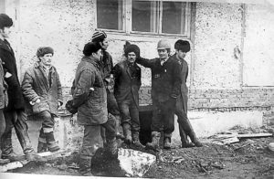 Илья Шемякин (второй справа) со своей бригадой на стройке, г. Сухой Лог, 1980 гг