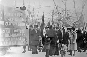 На демонстрации 7 ноября по случаю годовщины Великой Октябрьской социалистической революции. Илья Шемякин – возле машины с плакатом, г. Сухой Лог, 1981 г.