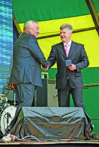 Глава ГО Сухой Лог Станислав Суханов вручает Анатолию Шилову знаки отличия почетного гражданина
городского округа, 2009 г.