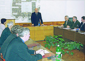 Первое заседание городской Думы III созыва.
Депутат А. Шилов – справа от главы муниципалитета А. Быкова, 2004 г.