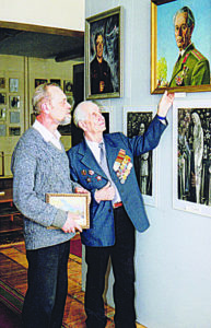Федор Шишкин на персональной выставке
Олега Бурнатова у своего портрета,
г. Сухой Лог, конец 1990 гг.