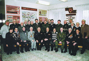 Федор Шишкин (в нижнем ряду четвертый слева) в городском музее с членами клуба
моряков Сухоложья, 2000 гг.