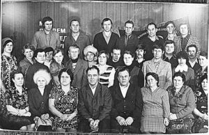 Асботрубный завод, смена Анатолия Быкова (в нижнем ряду четвертый слева), 1982 г.