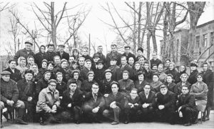 Сухоложский цементный завод: коллектив сотрудников заводоуправления,
новый директор В. Абакумов – стоит в четвертом ряду в центре, 1968 г.

