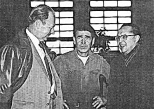 А. Гущин (в центре) с представителями
иностранной делегации, 1980 гг.