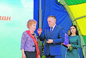 Глава Сухого Лога Р. Валов вручает А. Воинковой удостоверение почетного гражданина городского округа,
2017 г.
