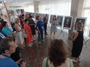 Сухоложские журналисты представили фотопроект «Мамы героев»на Форуме современной журналистики «Вся Россия-2023» в Сочи