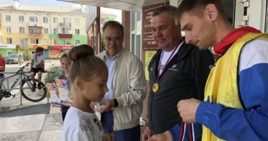 Веронике Токаревой вручают золотую медаль