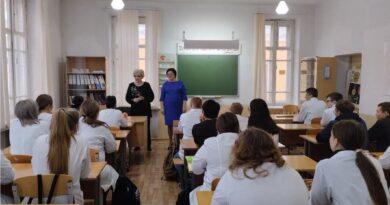 Педагог Любовь Иванова (слева) открывает аудиторию, названную в ее честь