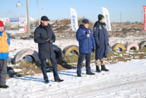 Старт гонкам дают глава Сухого Лога
Р. Мингалимов (справа), директор Сухоложского обособленного подразделения
А. Константинов (в центре)