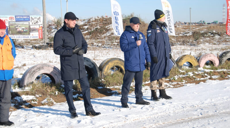 Старт гонкам дают глава Сухого Лога Р. Мингалимов (справа), директор Сухоложского обособленного подразделения А. Константинов (в центре)