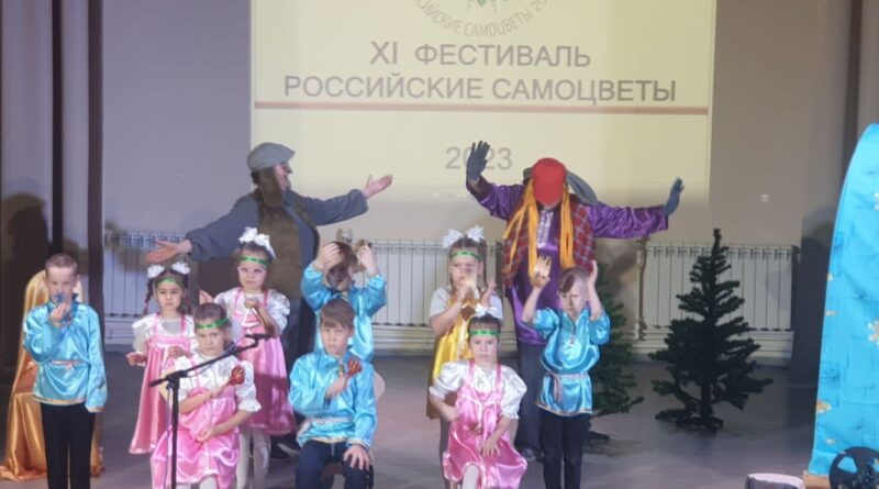 На сцене – оркестр «Знаменские говорушки» – финалист всероссийского фестиваля, обладатель диплома III степени