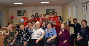 Участники акции с волонтерами и сотрудниками Сухоложской РБ