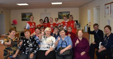 Участники акции с волонтерами и сотрудниками Сухоложской РБ