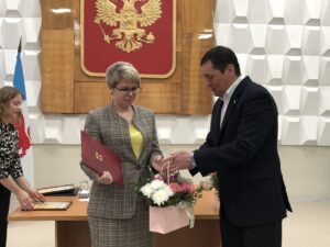 Юлия Берсенева принимает поздравления от главы Сухого Лога