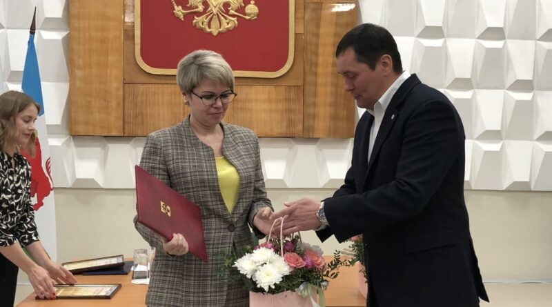 Юлия Берсенева принимает поздравления от главы Сухого Лога